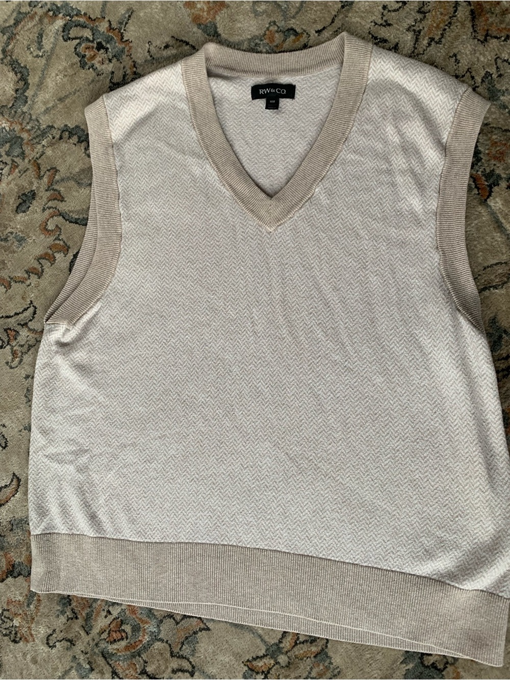 RW&CO. Beige Sleeveless V‑Neck Knit Vest